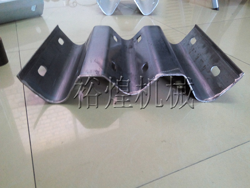高速公路三波護(hù)欄板生產(chǎn)線價(jià)格 高速公路三波護(hù)欄板生產(chǎn)線價(jià)格